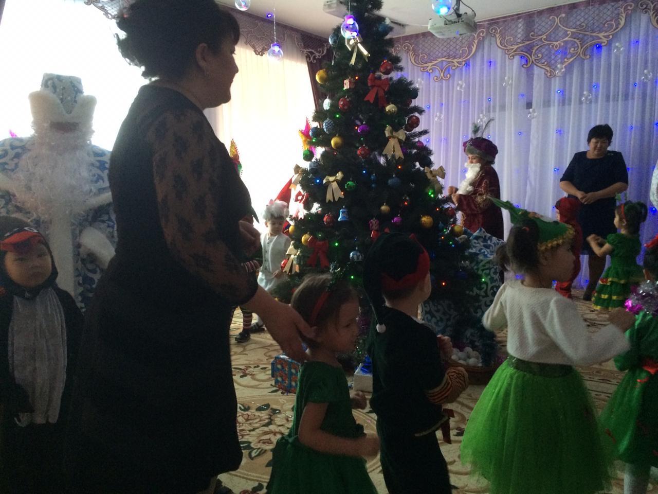 Новогодний утренник.  Средняя группа.